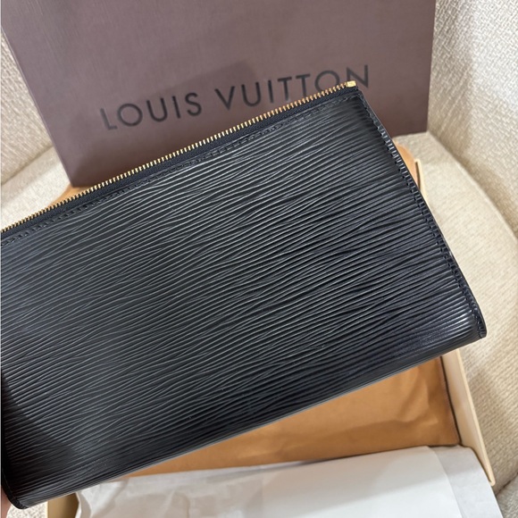 Authentic Louis Vuitton Epi Pochette accessories 24 epi wristlet - Picture 3 of 12